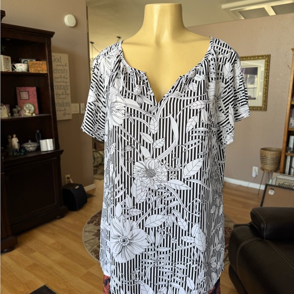 Como Blu black & white floral striped short split sleeves Vneck blouse-size XL - Picture 6 of 9